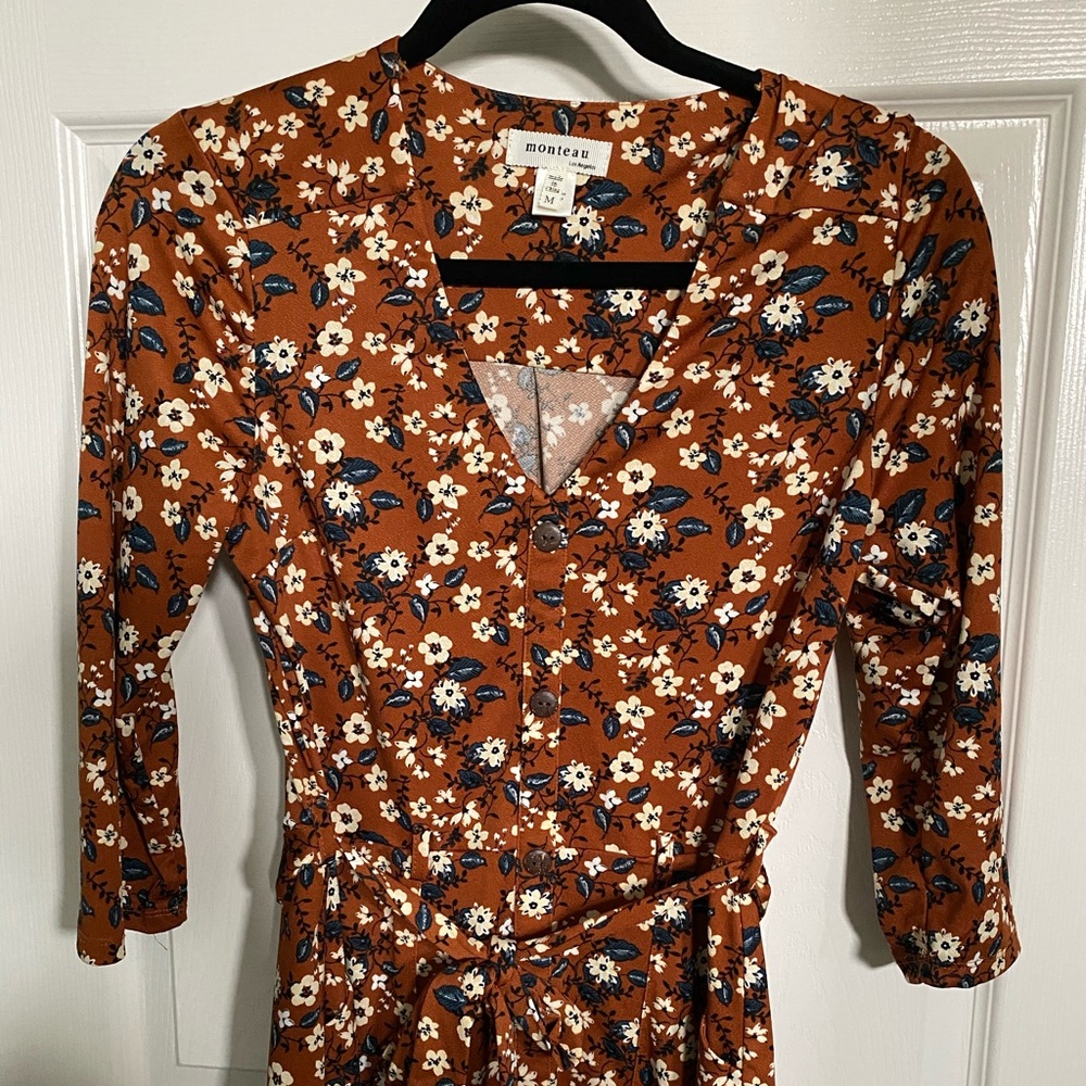 Cute floral dress.